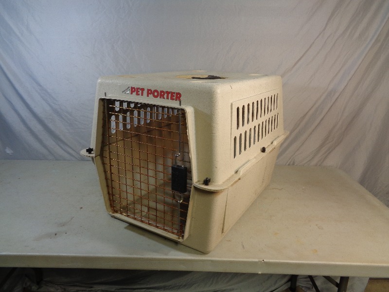 lot 63 image: Medium Pet Kennel