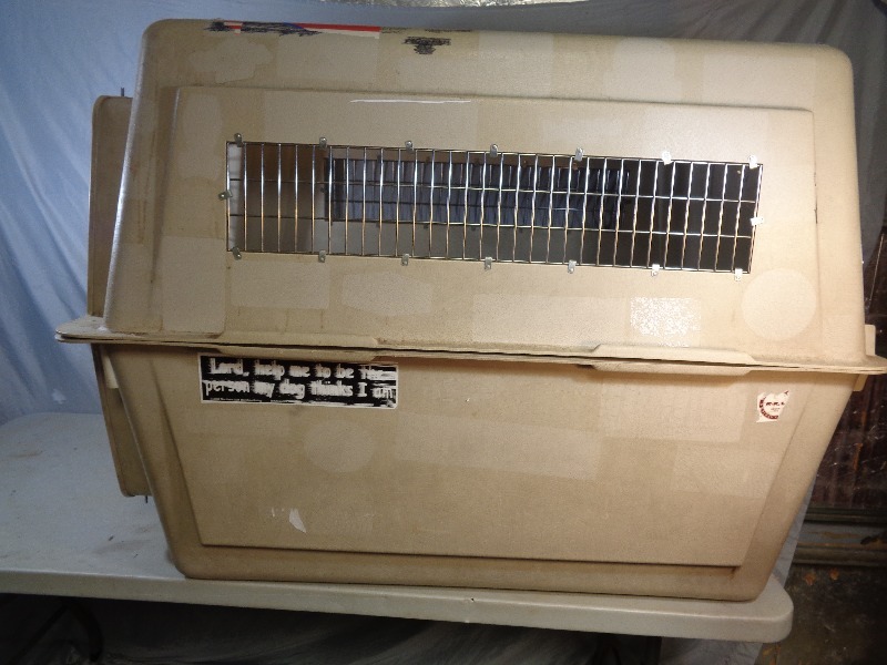 lot 64 image: Extra Large Dog Kennel