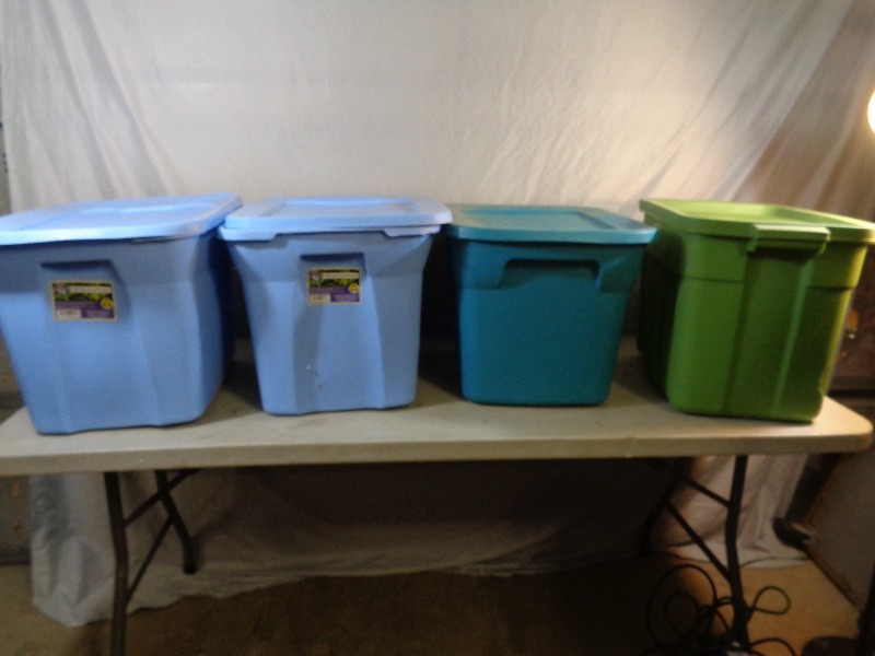 lot 95 image: 4 Assorted Totes with Lids