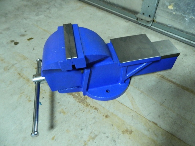 lot 4 image: New LARGE Bench Vise