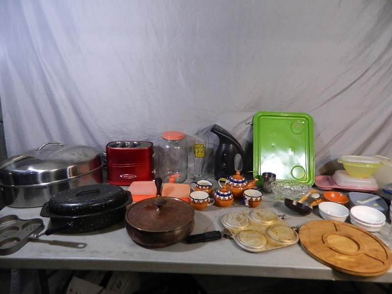 lot 115 image: Tupperware, Roaster Pans, More