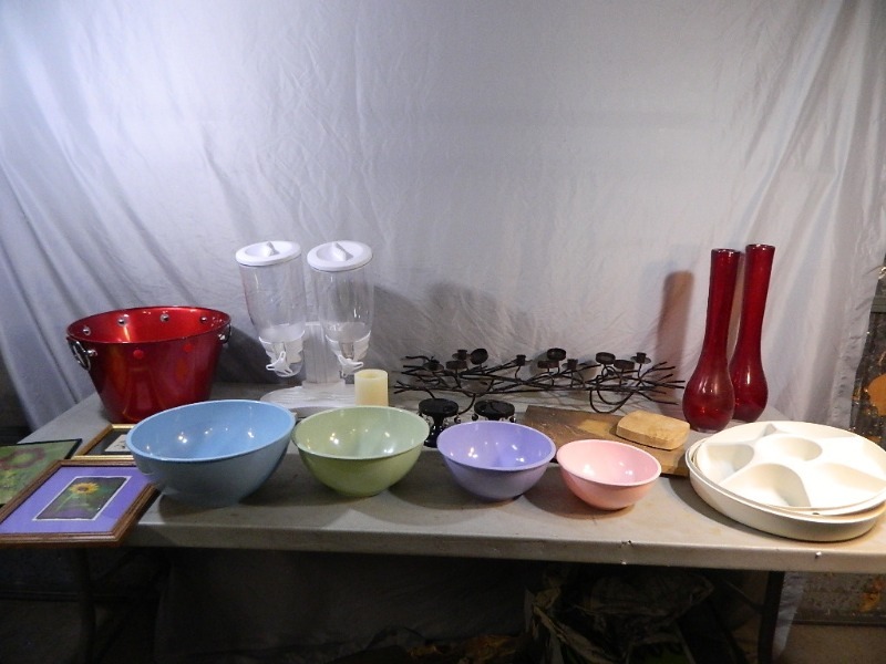 lot 125 image: Melamine Bowls, Cereal Dispensor and More