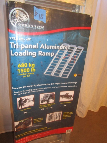 lot 18 image: Stallion Tri-Panel Aluminum Loading Ramp