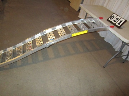 lot 21 image: Folding Aluminum Loading Ramp