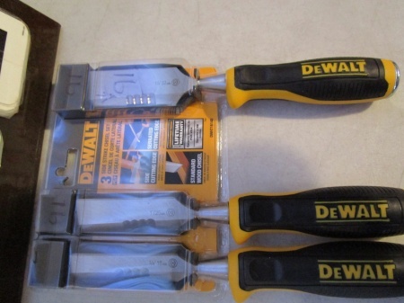 lot 91 image: DeWalt 3 pc Chisel Set