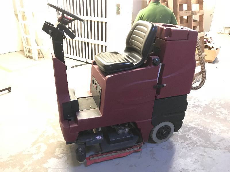 RIDE ON FLOOR SCRUBBER