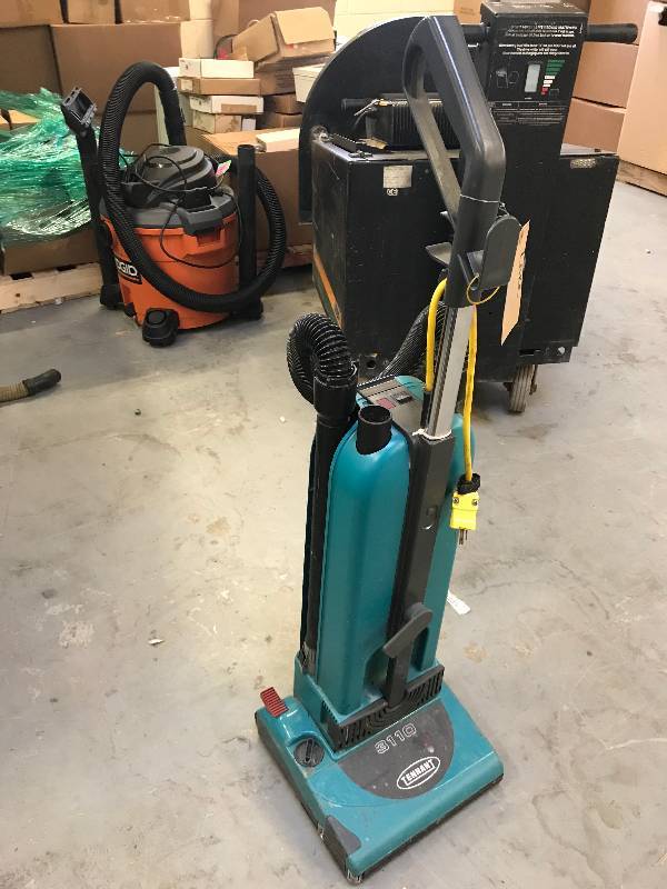 TENNANT COMMERCIAL VACUUM