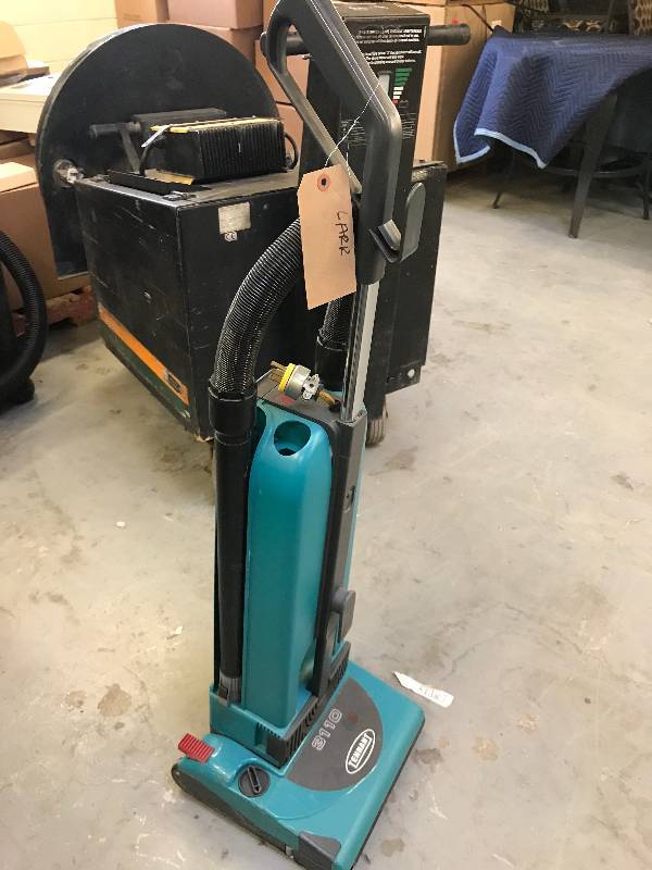 TENNANT COMMERCIAL VACUUM