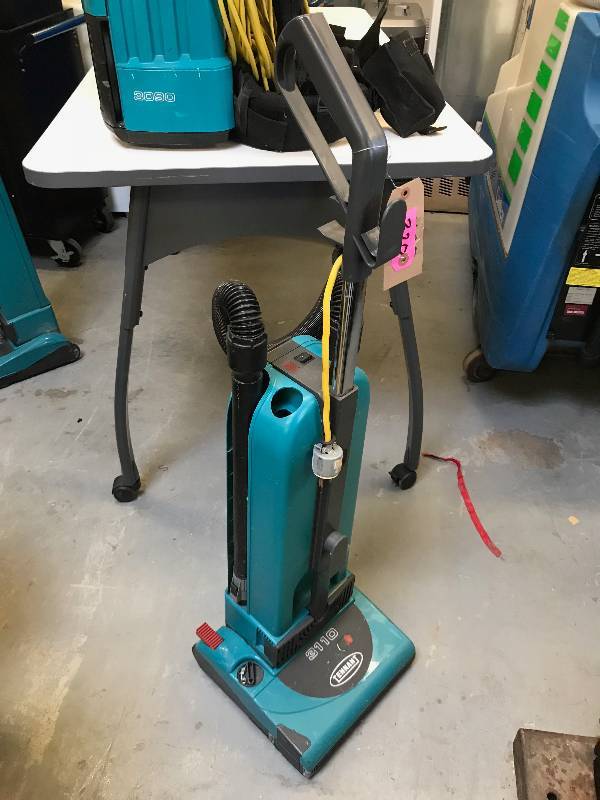 TENNANT COMMERCIAL VACUUM