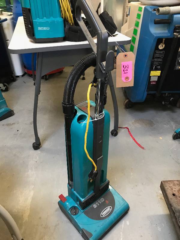 TENNANT COMMCERCIAL VACUUM ABI 428 JANITORIAL MACHINES AND MORE KBID