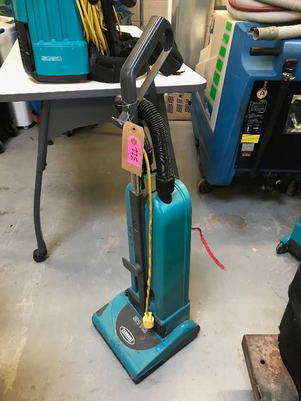 TENNANT COMMCERCIAL VACUUM