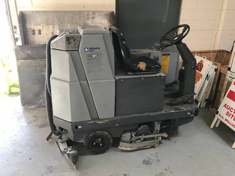 RIDE ON FLOOR SCRUBBER