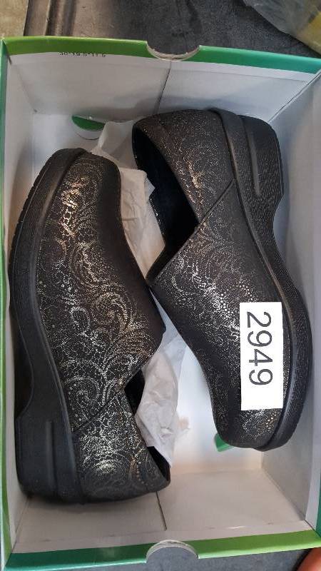 lot 2949 image: Easy Street Womens Olga Clog Shoe  Shoes Champagne - Size 6.5 Wide