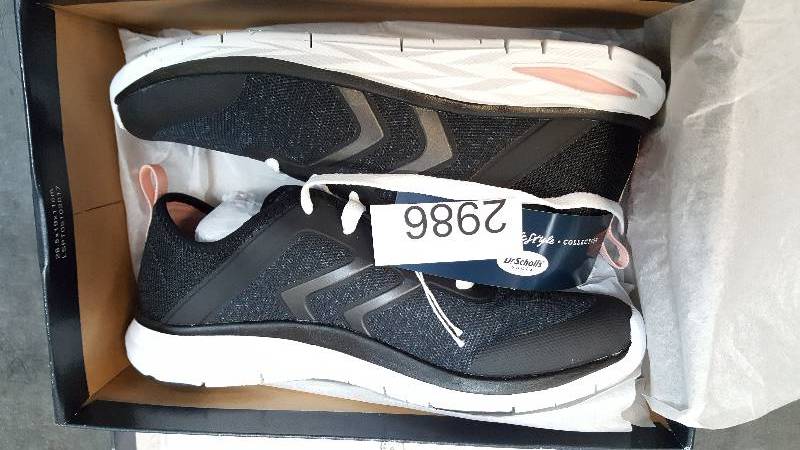 lot 2986 image: Dr. Scholls Womens Just in Time Sneaker  Shoe  Shoes Black - Size 8