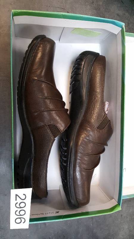 lot 2996 image: Easy Street Womens Holly Comfort Clog  Clogs  Shoes Brown - Size 10