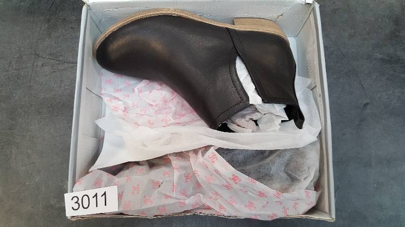 lot 3011 image: Journee Collection Womens India Bootie Boot  Boots Black - Size 8.5