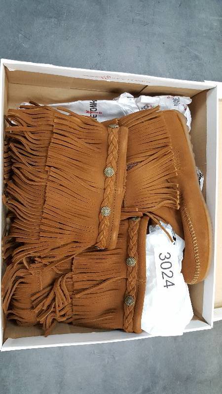 lot 3024 image: Minnetonka Womens 5-Layer Fringe Boot  Boots Brown - Size 7