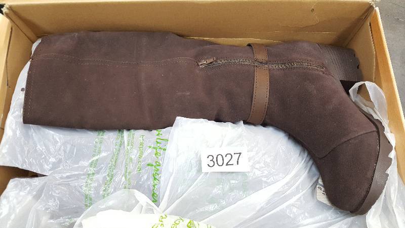 lot 3027 image: Bearpaw Womens Stephanie Knee-high Boot  Boots Walnut - Size 9.5