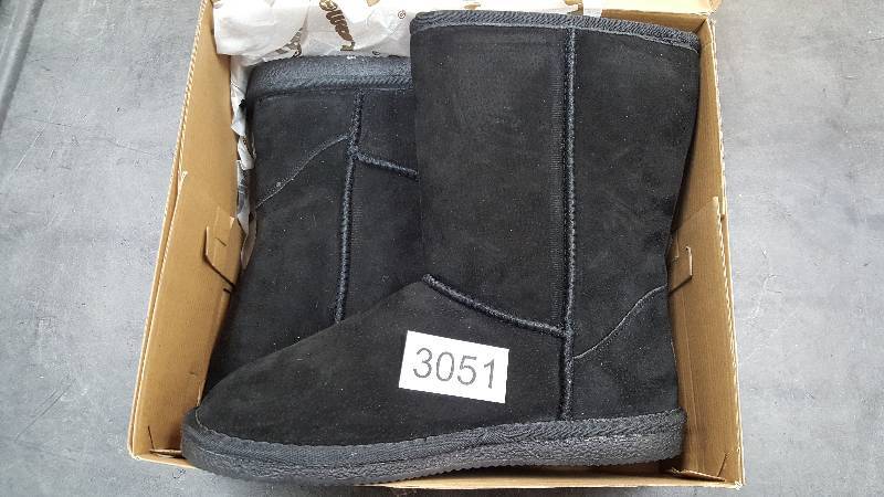 lot 3051 image: Lamo Womens 9 Flat Sole Boot  Boots Color - Black Size - 9