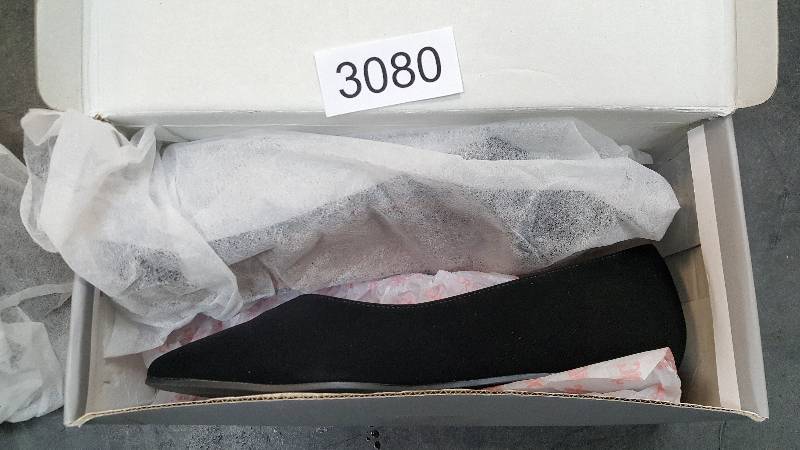 lot 3080 image: Journee Collection Womens Keyhole Flat  Flats  Shoes Color - Black Size - 6