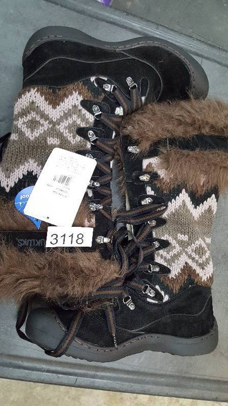 lot 3118 image: Muk Luks Womens Gwen Snow Boot  Boots Color - Gray Size - 9