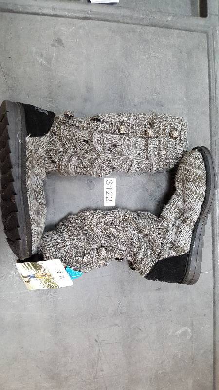 lot 3122 image: Muk Luks Womens Jamie Boot  Boots Color - Gray Size - 10