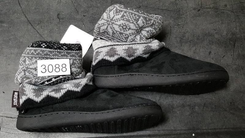 lot 3088 image: Muk Luks Womens Raquel Bootie Slipper  Slippers Medium Grey Heather - Size L Large (9-10)