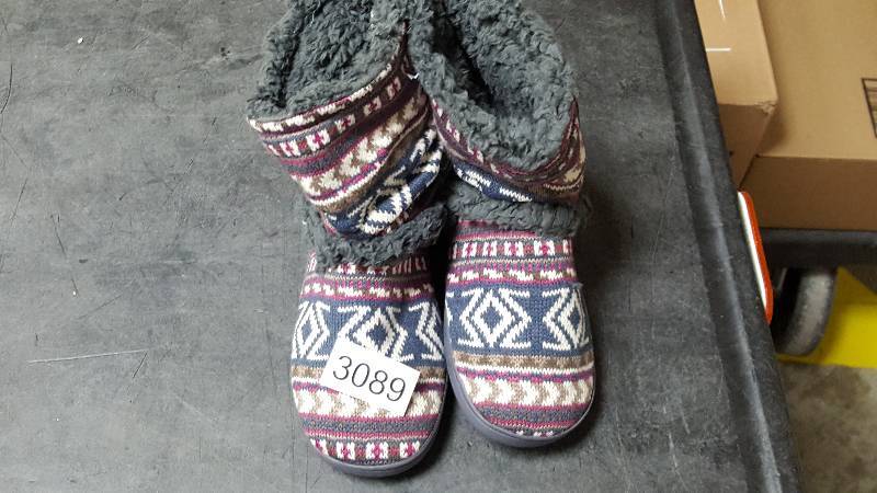 lot 3089 image: MUK LUKS Womens Holly Slipper  Slippers Rose - Size Large L (9-10)