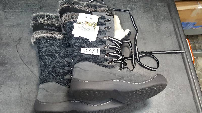 lot 3771 image: MUK LUKS Womens Gwen Snowboot  Boots Gray  - Size 8