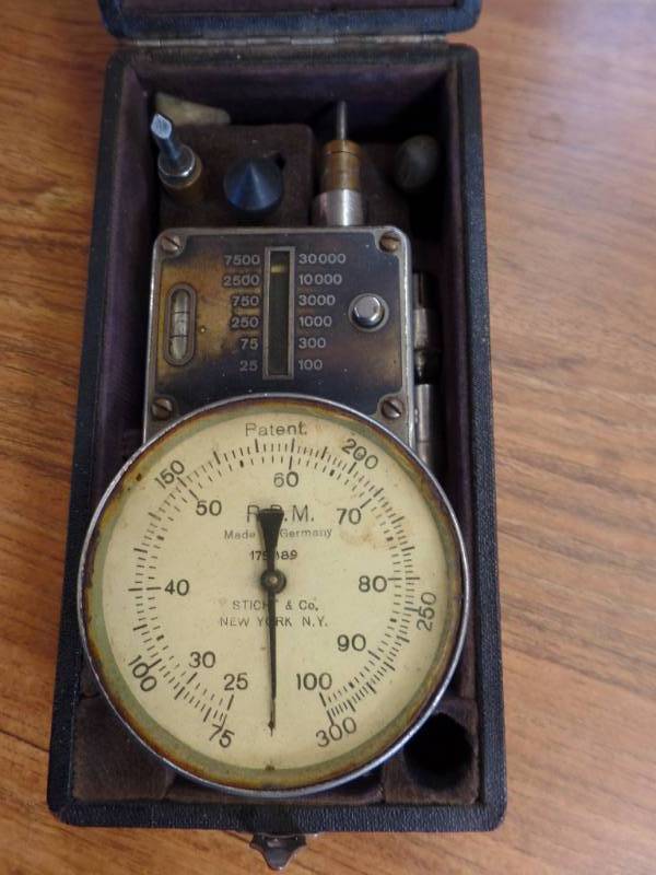 HAND HELD TACHOMETER WITH CASE