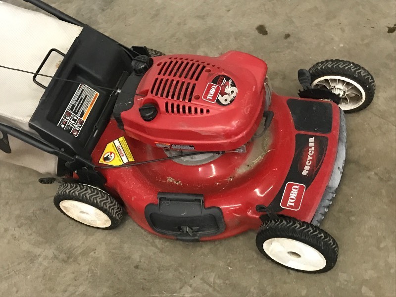 lot 7 image: Toro 21 Lawn Mower