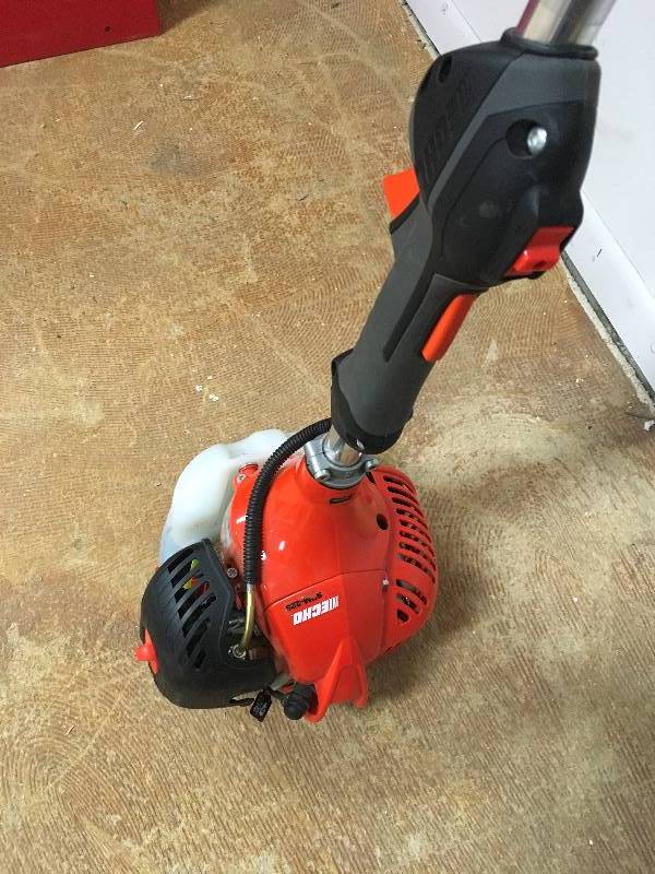Echo SRM 225 Straight Shaft Lawn Trimmer in like new working conditions