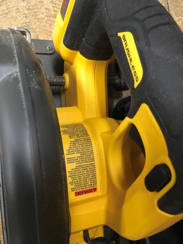 Dewalt Flexvolt 60-Volt MAX Lithium-Ion Cordless Brushless 7-14 Circulaar Saw Kit in working conditions