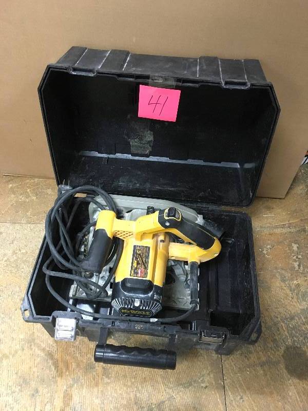 Dewalt 6-12 in. Track Saw Kit in working conditions