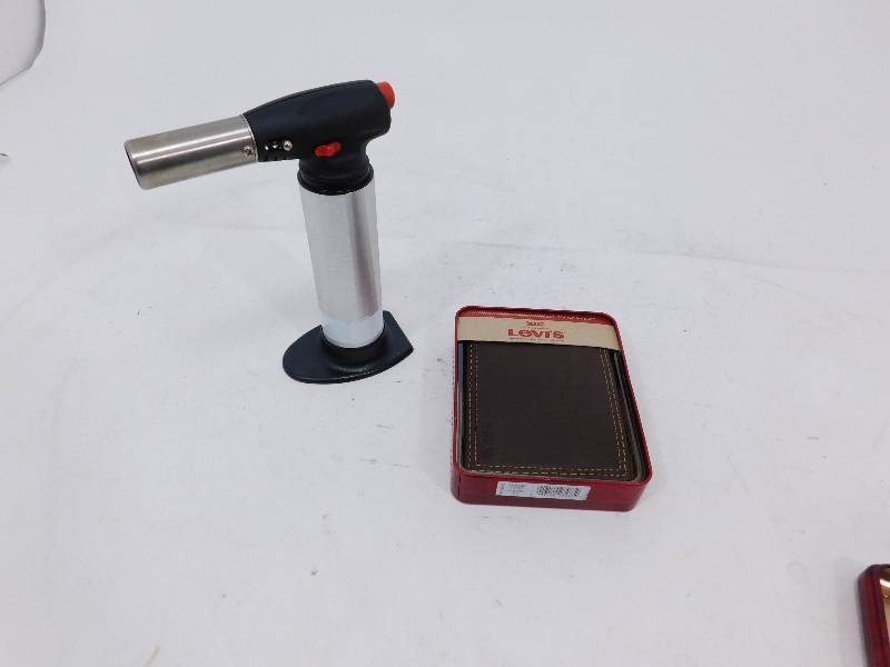 lot 87 image: Levis Wallet, Small Torch