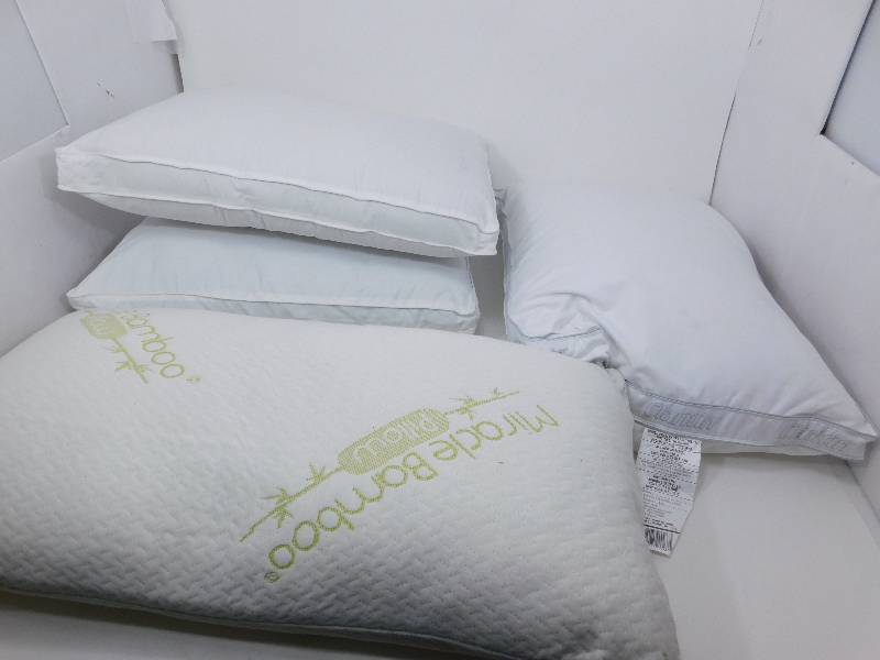 lot 93 image: 4 Assorted Pillows