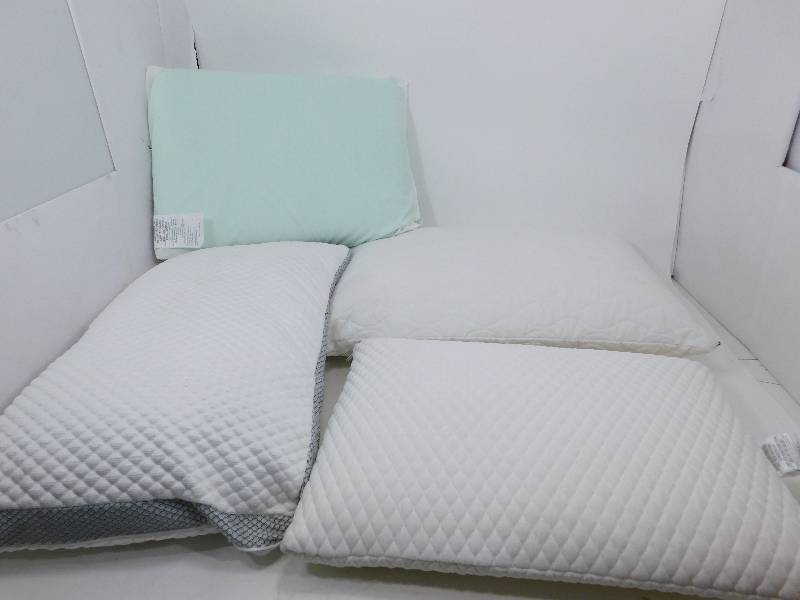 lot 94 image: 4 Assorted Pillows