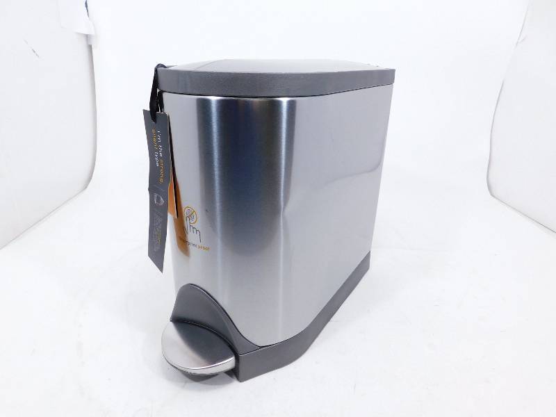 lot 100 image: Small Garbage Can