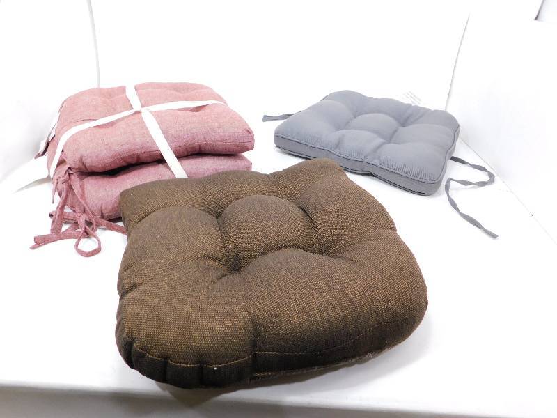 lot 101 image: 4 Chair Pillows