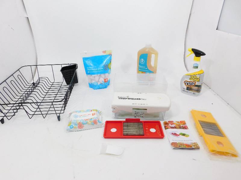 lot 17 image: Kitchen Items