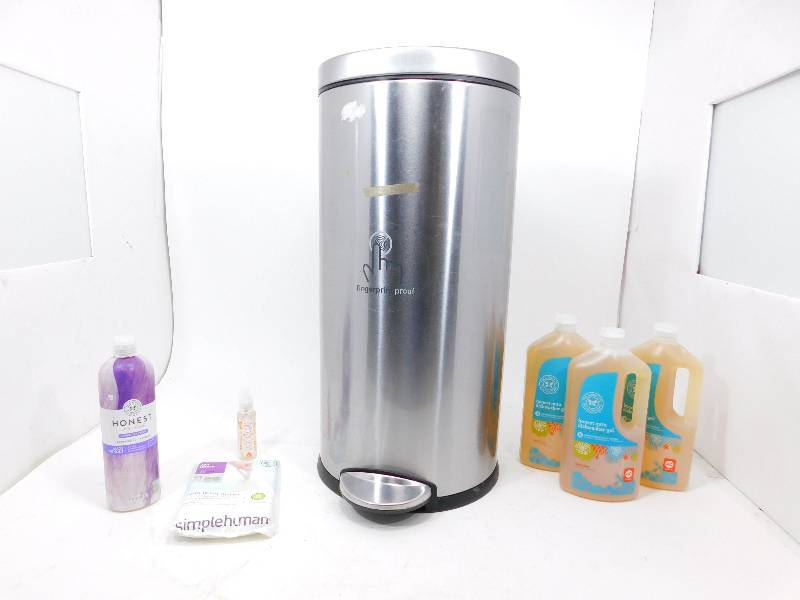 lot 69 image: Garbage Can, Dishwasher Soap
