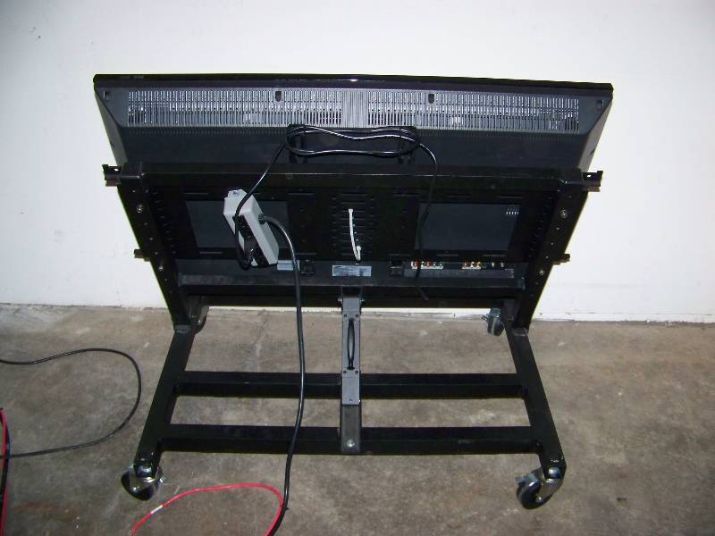 lot 16 image: 40, Samsung, LCD, HDTV on Low, Rolling Cart with Tilting Mount  Frame
