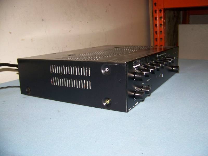 lot 49 image: TOA, 900 Series II, 8 Channel Mixer  Power Amplifier  Amp with (4) Rear Modules