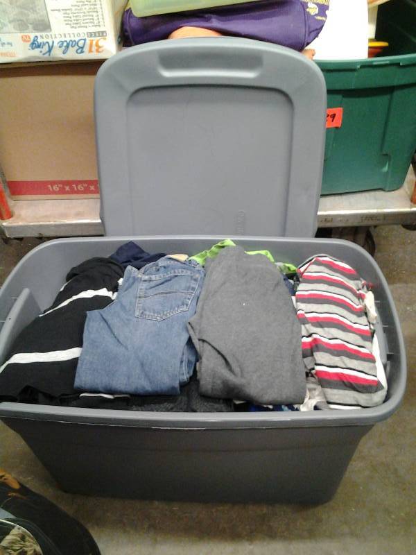Large Tote (30 Gallon) With Lid Full Of Boys Clothes Assorted Sizes 6-1012