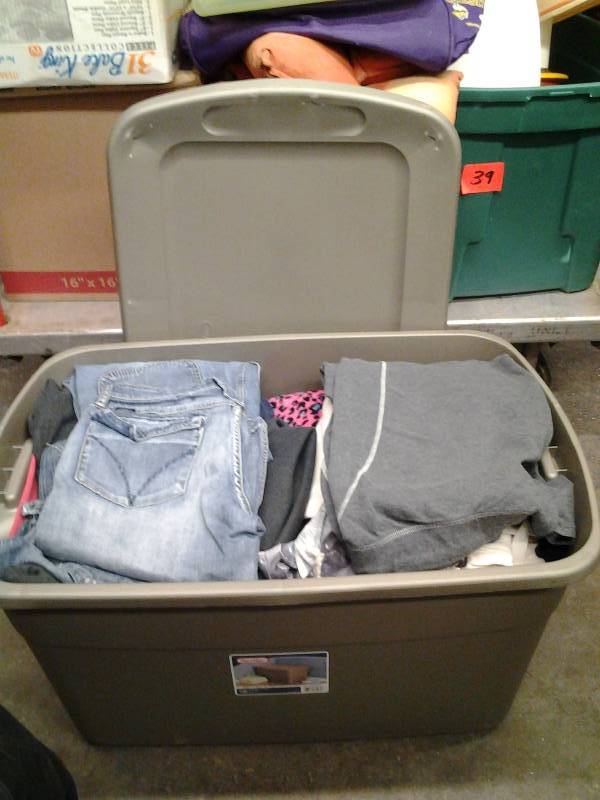 Large Tote (30 Gallon) Full Of Misses Clothing Assorted Sizes Most LargeXL 1214