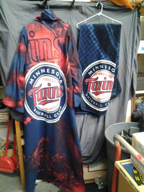 Mn Twins Fleece Blanket & Snuggie Sack Blanket
