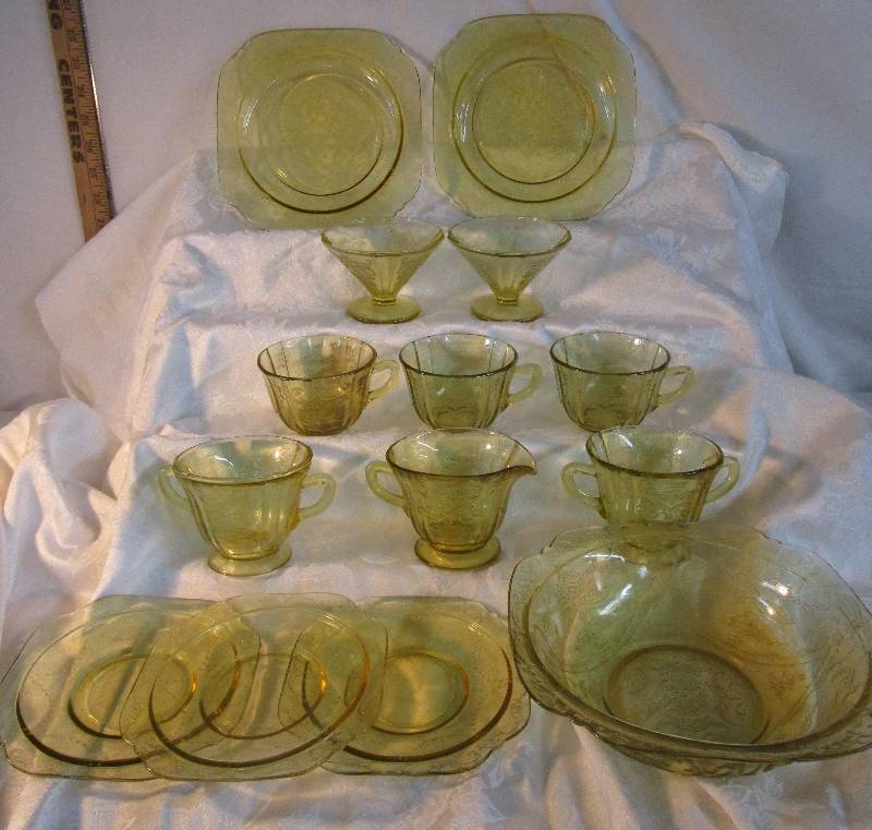 14 pc 1930s Light Yellow Beautiful Pattern
