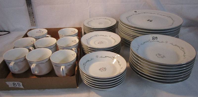 Signature Collection Select Fine China Petite Bouquet Japan 47 Pieces dish set