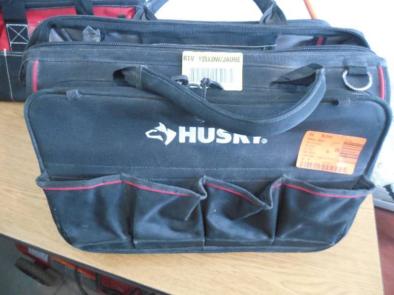 lot 38 image: Husky 18 in. Total Tech Bag