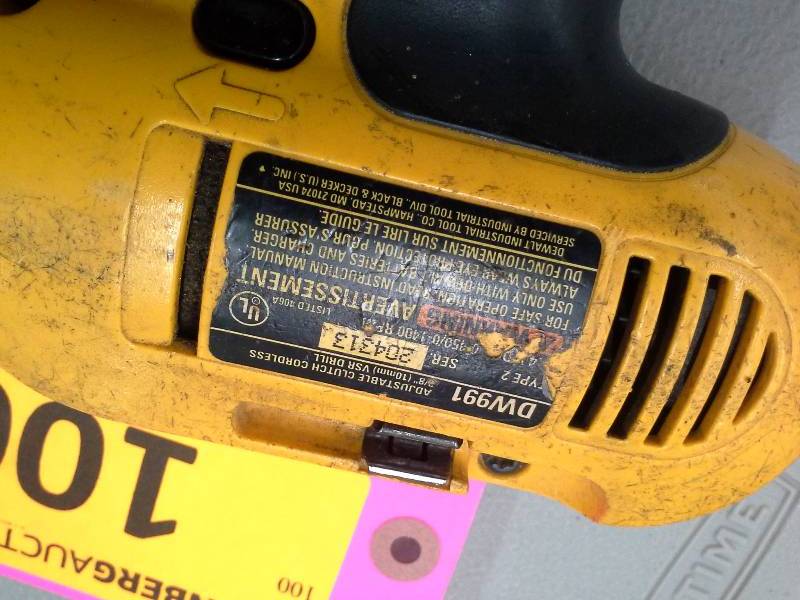 lot 100 image: Dewalt Cordless Drill & Extra Battery
